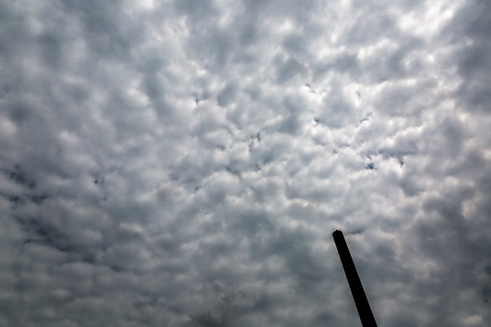 _HW_0024.jpg : 굴뚝에서 나온 매연이 하늘을 뒤덮은건 아니겠져?