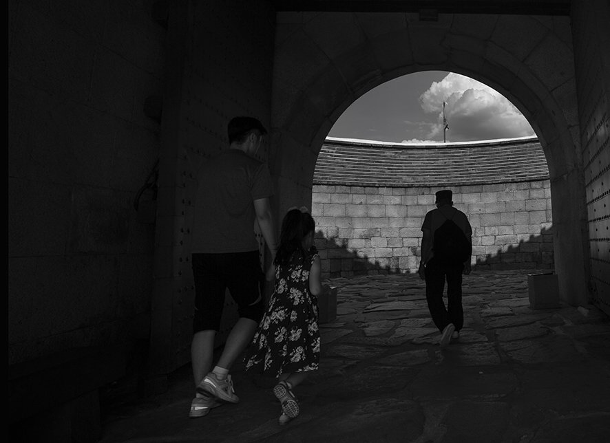 CE3A1209-3jpg B&Wresize.jpg : 끝을 아는 발길